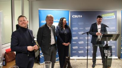 Bild: prh
MdL Tobias Reiß, Bürgermeister Lothar Müller, CSU-Bürgermeisterkandidatin Tina Zeitler und Adalbert Zölch, Vorsitzender der CSU-Dachorganisation Plößberg (von links) waren die Redner beim Neujahrsempfang der CSU-Dachorganisation Plößberg.