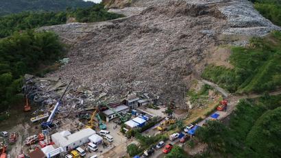 Bild: Jacqueline Hernandez/AP/dpa
Anhaltende Regenfälle machten den Müllberg nach Angaben der Stadtverwaltung instabil.