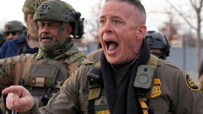 Bild: Jen Golbeck/AP/dpa
Zahlreiche Bundesbeamte sind schon in Minneapolis - nun sollen noch mehr kommen.