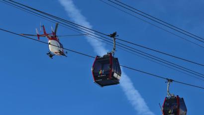 Bild: Karl-Josef Hildenbrand/dpa
Ein Rettungshubschrauber brachte die schwer verletzte Skifahrerin ins Krankenhaus. (Symbolbild)