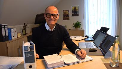 Bild: Ulla Britta Baumer
Dr. Alfred Scheidler hat auf den gut 2000 Seiten des neuen Baurechts kräftig mitgemischt. Der Jurist und Zweite Landrat aus Tirschenreuth wirkte sogar in den Berliner Bundesgremien mit, die unter anderem den "Bau-Turbo" auf die Wege brachten.