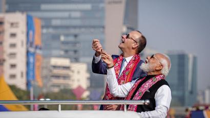 Bild: Kay Nietfeld/dpa
Merz und Modi ziehen beim Drachenfestival an einem Strang.