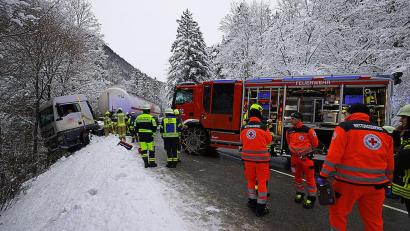 Bild: -/BRK Berchtesgadener Land/dpa
Einsatzkräfte zogen den Sattelzug nach dem Vorfall am Montagmorgen wieder auf die Straße.