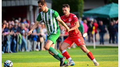 Bild: Schrems, Thomas
Während der SV Mitterteich um Marco Kießling (links) die Spitze im Visier hat, muss sich Luca Foti (rechts) und der TSV Waldershof mit dem Kampf um den Klassenerhalt auseinandersetzen.