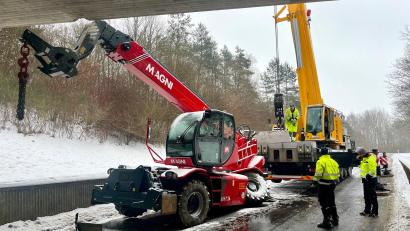 Bild: Gabi Schönberger
Ein Teleskoplader bleibt am Montagmorgen an der Eisenbahnbrücke über die NEW 21 bei Oberwildenau hängen. Der Zugverkehr wird für Stunden unterbrochen. Die Brücke und der Lader sind beschädigt.