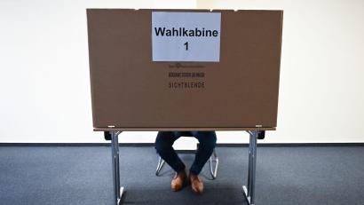 Symbolbild: Arne Dedert/dpa
Auch bei der Kommunalwahl am 8. März wird die Auswahl unter den zahlreichen Kandidatinnen und Kandidaten wieder schwerfallen.