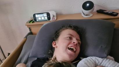 Bild: Alexandra  Vogl
Lukas hat das Lachen nicht verlernt, wenn er Besuch von seinem Hund "Bomber" bekommt . Inzwischen ist er 18, und für seine Mutter ist klar: Er wird immer ein Pflegefall mit schwersten Behinderungen bleiben.