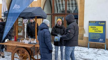 Bild: Petra Hartl
Das Stehen in der Kälte in der Rathausstraße hat sich für die JU Amberg ausgezahlt: Die 215 Unterstützerunterschriften, die die Kandidaten gebraucht haben, um gewählt werden zu können, haben sie mittlerweile weit überschritten.