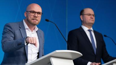 Bild: Sven Hoppe/dpa
Zwischen Finanzminister Albert Füracker (CSU, rechts) und Digitalminister Fabian Mehring (Freie Wähler) ist ein offener Streit über die Zusammenarbeit mit Microsoft entbrannt. (Archivbild)