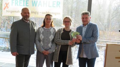 Bild: adj
Eine Spende überreichten Hans Confal (rechts), Hubert Meiler und Renate Schwarz (von links) an Susanne Wagner vom Hospiz Sankt Felix in Neustadt.