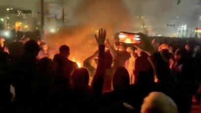 Bild: Uncredited/VALIDATED UGC/AP/dpa
Bei den Massenprotesten im Iran ist die Zahl der Toten Aktivisten zufolge auf knapp 650 gestiegen. (Archivbild)