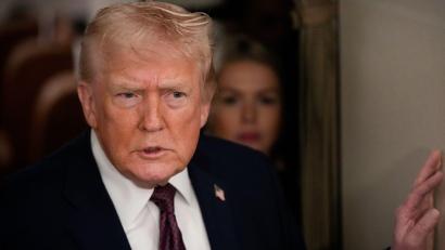 Bild: Julia Demaree Nikhinson/AP/dpa
US-Präsident Trump hat iranischen Demonstranten Hilfe zugesichert. (Archivfoto)