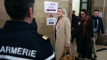 Bild: Thomas Samson/AFP/dpa
Der Ausgang des Verfahrens ist für Le Pen folgenschwer, denn es geht letztlich auch darum, ob sie 2027 bei der Präsidentschaftswahl antreten kann.