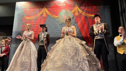 Bild: Bernhard Knauer
Welche ein schönes Bild die beiden Prinzenpaare abgeben. Sie werden nicht nur die Neustädter Faschingsnarren begeistern.