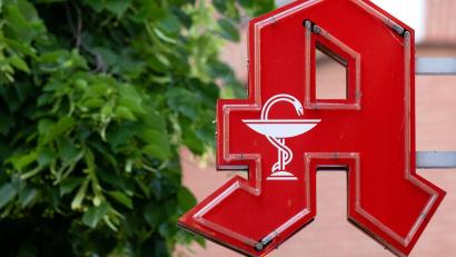 Bild: Sven Hoppe/dpa
Für viele Menschen wird der Weg zur Apotheke länger. (Archivbild)