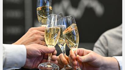 Bild: Arne Dedert/dpa
Jeder Fünfte in Deutschland investiert an der Börse. (Archivbild)