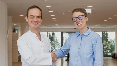 Bild: Michael Vogl
Dr. Simon Rieder (links) wurde am Krankenhaus St. Barbara herzlich von Geschäftsführerin Janina Philipp (rechts) empfangen.