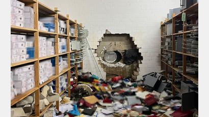 Bild: -/Polizei Gelsenkirchen/dpa
Durch ein großes Loch in der Wand waren die Täter in den Tresorraum gelangt. (Archivbild)