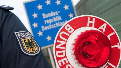 Symbolbild: Bundespolizei
Bundespolizisten nehmen in Furth im Wald einen gesuchten Dieb fest. Der 39-Jährige kann seine Haftstrafe durch Zahlung der Geldstrafe abwenden.