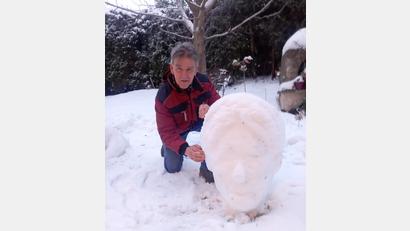 Bild: Richard Reger/privat
Richard Reger rüstet sich mit einer Maurerkelle aus und mit etwas Schnee und geübten Händen entstehen in kürzester Zeit ausdrucksstarke Figuren. Eine seiner jüngsten Arbeiten ist ein Selbstbildnis – ehrlich, direkt und vergänglich.