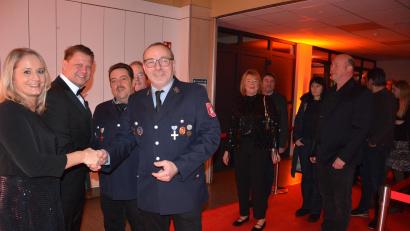 Bild: jr
Bürgermeister Stefan Grillmeier (Zweiter von links) begrüßt zusammen mit Gattin Andrea alle Gäste per Handschlag.