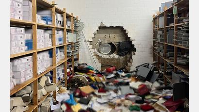 Bild: -/Polizei Gelsenkirchen/dpa
Durch ein großes Loch in der Wand waren die Täter in den Tresorraum gelangt. (Archivbild)