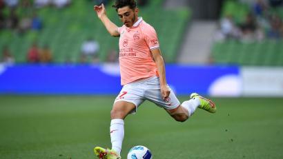 Bild: JOEL CARRETT/AAP/AP/dpa
Der schwule Fußballer Josh Cavallo erhebt schwere Vorwürfe gegen Ex-Club Adelaide United. (Archivbild)