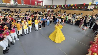 Bild: whü
"Pit senior - Viva Santo Nino" erschallte es unzähige Mal bei der Sinulog-Polonaise durch die Halle, angeführt von den Augsburger Philippinen (in gelben T-Shirts)