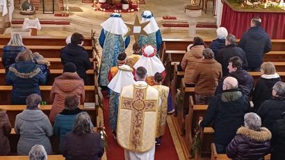 Bild: Rita Zitzmann
Die Pfarrei Miesbrunn startete mit einem Festgottesdienst ins Jubiläumsjahr.