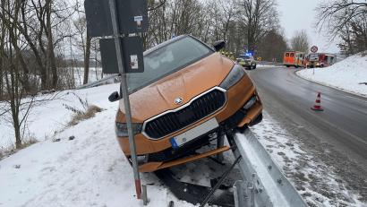 Symbolbild: PI Regenstauf/ts
Der verunfallte PKW auf der Leitplanke
