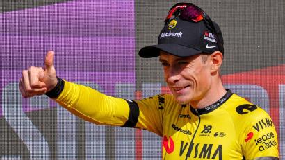 Bild: Miguel Oses/AP/dpa
Daumen hoch für die Premiere: Jonas Vingegaard fährt erstmals den Giro d'Italia. (Archivbild)