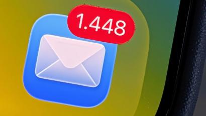 Bild: Christoph Dernbach/dpa
Nach einer Bitkom-Studie landen im Durchschnitt täglich 53 Mails in geschäftlichen Mail-Postfächern.