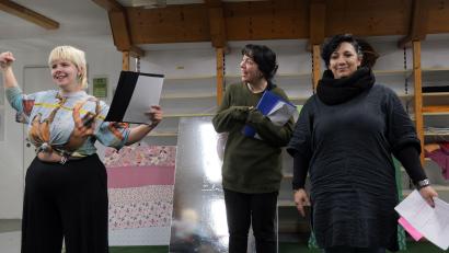 Bild: Florian Wein/Ovigo-Theater/exb
Eindrücke von einer der ersten Proben des Stücks mit Paula Klepser (von links), Rita Heindl und Daniela Stanilewicz.