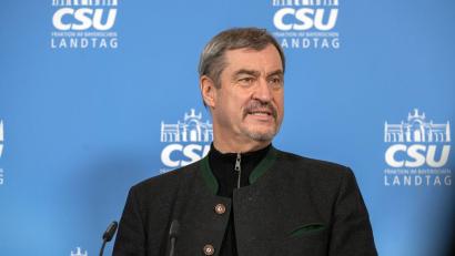 Bild: Pia Bayer/dpa
CSU-Chef Söder beklagt sich über eine fehlende Unterstützung im Land für die Demonstranten im Iran.