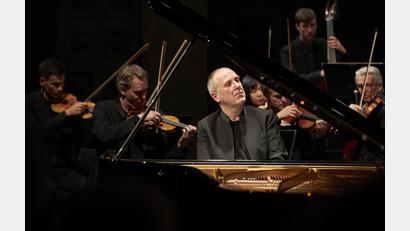 Bild: Florian Ganslmeier/exb
Pianist Alexander Lonquich und das Münchener Kammerorchester mit Konzertmeister Daniel Giglberger starten das Beethoven-Großprojekt der Weidener Meisterkonzerte.