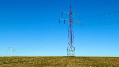 Bild: jut
Einmal rot, einmal gelb: Farbige Strommasten in Ensdorf.