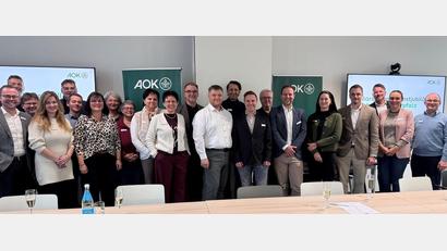 Bild: AOK
In einer Feierstunde haben Führungskräfte der AOK Nordoberpfalz zehn Mitarbeitende für ihre langjährige Betriebszugehörigkeit geehrt. Gemeinsam kommen sie auf 300 Jahre Erfahrung.