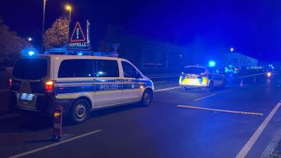 Bild: Fricke/NEWS5/dpa
In Schirnding an der Grenze zu Tschechien gibt es seit Oktober 2023 stationäre Kontrollen. (Archivbild)