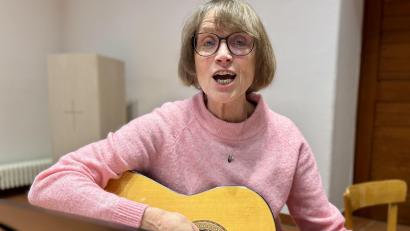 Bild: upl
Gertrud Götzfried singt seit vielen Jahren mit den Kindern im evangelischen Gemeindehaus.