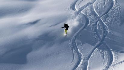 Bild: Peter Kneffel/dpa
Neuschnee und Sonneschein lockten zahlreiche Skifahrer an die Zugpspitze. (Archivbild)