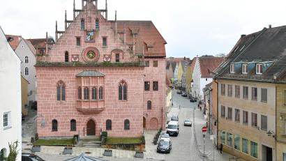 Archivbild: Petra Hartl
Von der Kirche St. Marien aus fotografiert: Im Rathaus Sulzbach-Rosenberg gibt es nur einen Chefsessel, für den sich drei Kandidaten bewerben. Bei der Kommunalwahl am 8. März 2026 werden die Sulzbach-Rosenberger darüber entscheiden, wer hier regiert.