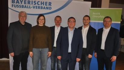 Bild: Allacher
Markus Weigert (Dritter von rechts) steht weiterhin an der Spitze des Bezirksschiedsrichterausschusses, dem auch Roman Solter (Dritter von links) und Philipp Götz (Zweiter von rechts) angehören. Lisa Schmidl (Zweite von links) bleibt Bezirks-Vertrauensschiedsrichterin. BFV-Bezirksvorsitzender Thomas Graml (links) und Michael Völk (rechts) vom Verbandsschiedsrichterausschuss gratulierten.