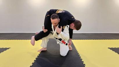 Bild: lnz
Marvin Seitz (im weißen Anzug) und Lukas Gruber bei einem sogenannten "Takedown".