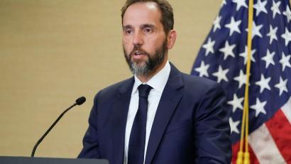 Bild: Jacquelyn Martin/AP/dpa
Sonderermittler Jack Smith bekommt die Chance, die Anklage gegen Donald Trump öffentlich zu verteidigen. (Archivbild)