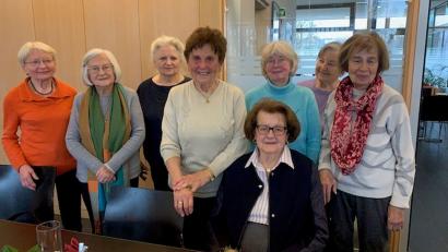 Archivbild: Ute Kunert
Mitglieder des Evangelischen Frauenbundes Weiden mit der Ersten Vorsitzenden Sieglinde Flittner (links) bei einer Ehrung an Weihnachten 2024. Inzwischen hat der Verein seine Auflösung bekannt gegeben.