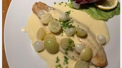 Bild: Michael Schiffer
Die Fischfilets ziehen in einem Sud gar. OWZ-Küchenchef Michael Schiffer serviert sie mit einer Traubensoße.