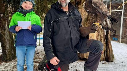 Bild: Benjamin Schäfer
Leopold Schäfer (7) bei der Spendenübergabe an Hans Weiß von der Tierauffangstation: Die Einrichtung in Kümmersbuch bekam 400 Euro plus Fleisch für die Tiere im Wert von 100 Euro.