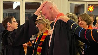 Bild: Susanne Schwab
Auch die Gemeindemitglieder und Gäste waren eingeladen, gemeinsam mit Dekanin Ulrike Dittmer (links) Theresa und Johannes für ihren Dienst auf Lebenszeit zu segnen.