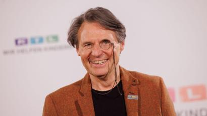 Bild: Rolf Vennenbernd/dpa
Dem Serien-Schauspieler und Monokel-Fan Wolfgang Bahro („Gute Zeiten, schlechte Zeiten“) gibt der Erfolg von Arzt- und Krankenhausserien Rätsel auf. (Archivbild)