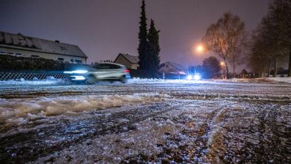 Bild: Armin Weigel/dpa
Vielerorts waren die Straßen in Bayern von einer Eisschicht überzogen.